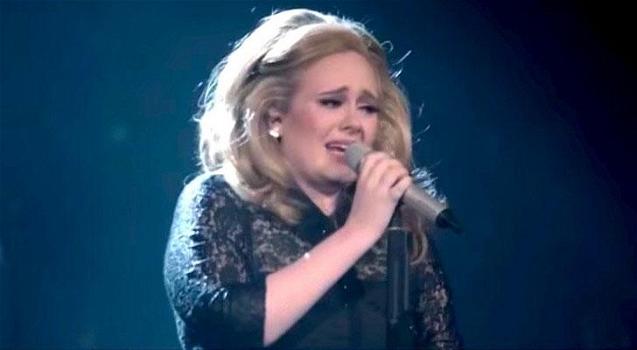 Adele: interpreta “Someone like you” e scoppia in lacrime
