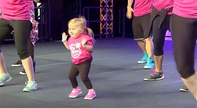 Convention Internazionale di Zumba: una bambina si esibisce e arriva al cuore