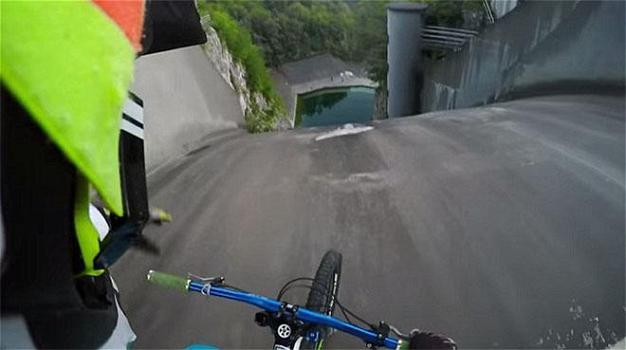 Si butta con la bici da una diga di 60 metri. Ecco il video dello schianto