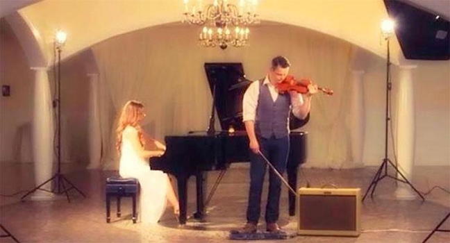 Pianoforte e violino eseguono il brano Hallelujah ed emozionano