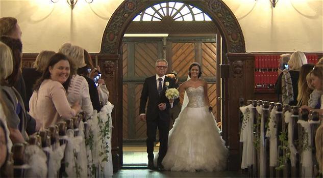La sposa e suo padre entrano in chiesa. Ecco come sorprendono lo sposo