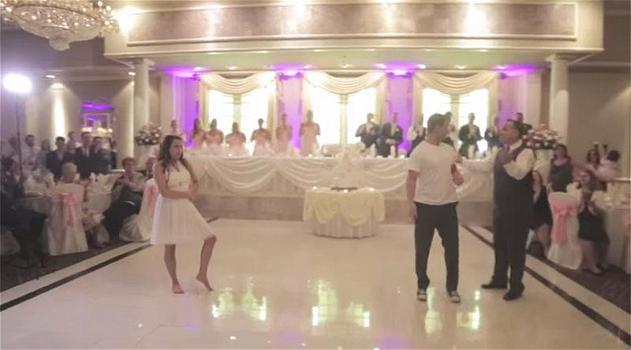 Gli sposi ballano al loro matrimonio. Ad un certo punto arriva il papà della sposa