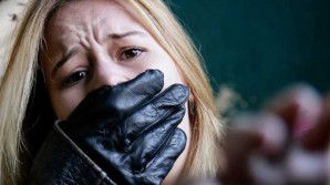 La rapiscono, ma lei fugge buttandosi dal veicolo in corsa: il VIDEO