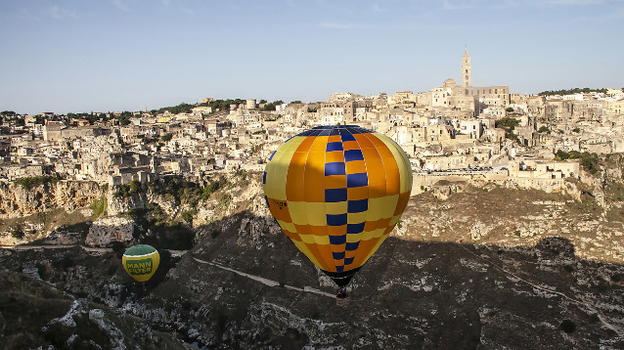 Matera, morti due studenti che si sono gettati da una mongolfiera