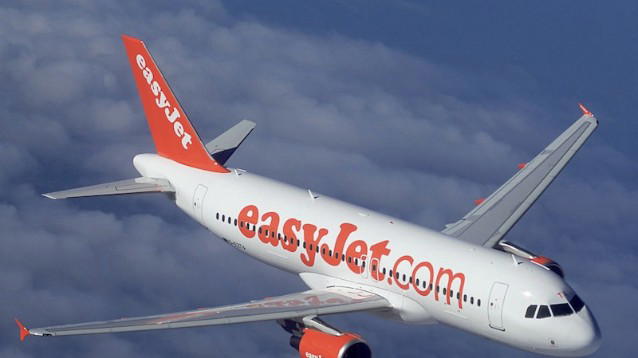 Easyjet, comandante sviene in volo: copilota salva aereo e passeggeri