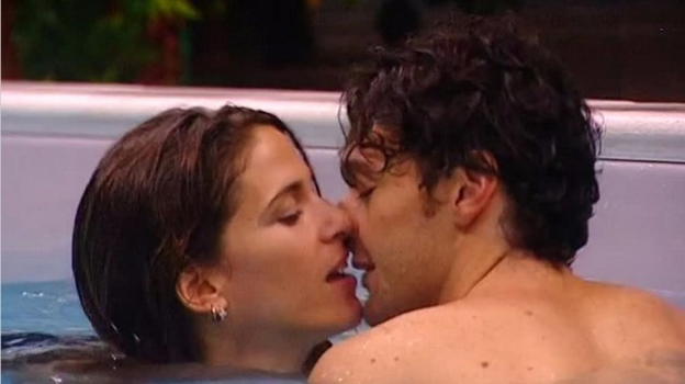 GF, scene hot in piscina tra Manfredi e Barbara: monta la polemica