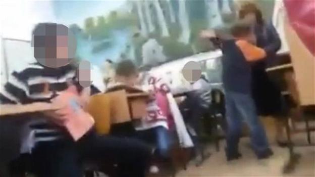 Maestra picchia un bambino davanti alla classe: incastrata dal video della compagna