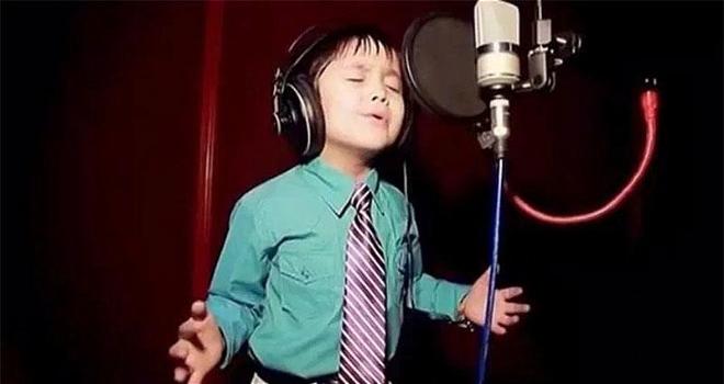 Bambino canta una canzone di Whitney Houston. Divino