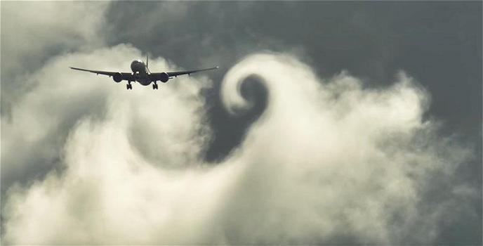 Un Boeing passa attraverso le nuvole e ne modifica la forma. Pazzesco