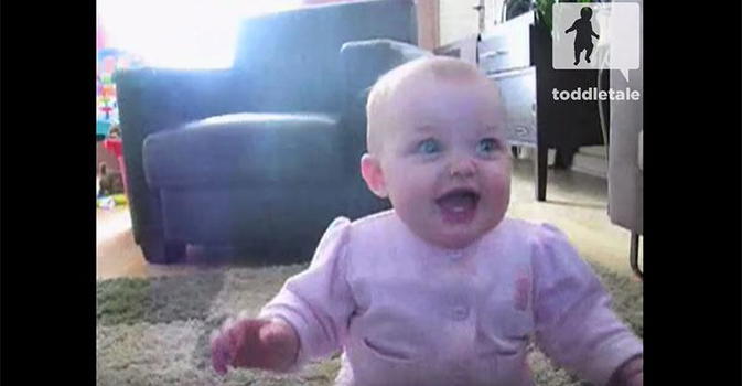 Un cane inizia a mangiare dei popcorn. Ecco la reazione di una bambina