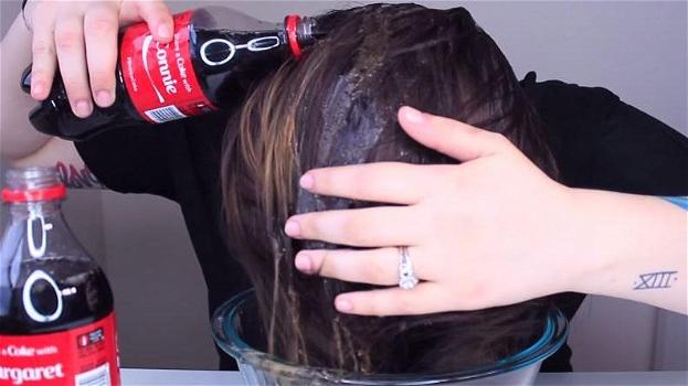 Coca cola nei capelli: ecco il risultato