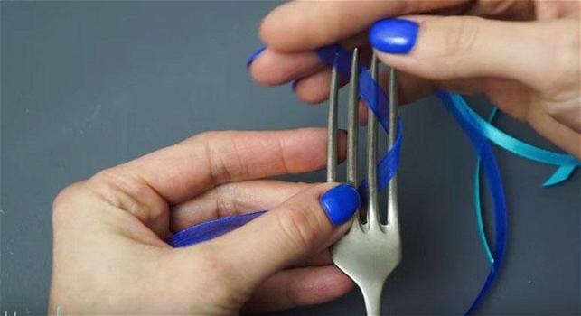 Ecco come creare dei fiocchetti utilizzando una forchetta
