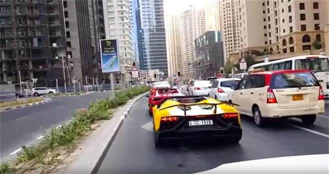Dubai: ragazzo sgasa troppo con la sua Lamborghini. Ecco cosa succede