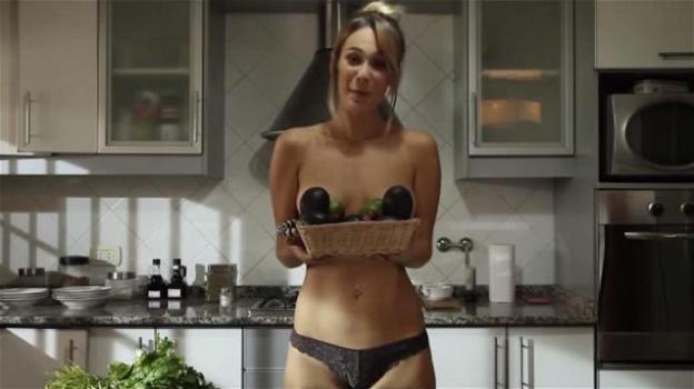Jenn, la giovane argentina che cucina su YouTube…semi-nuda! Ecco il video