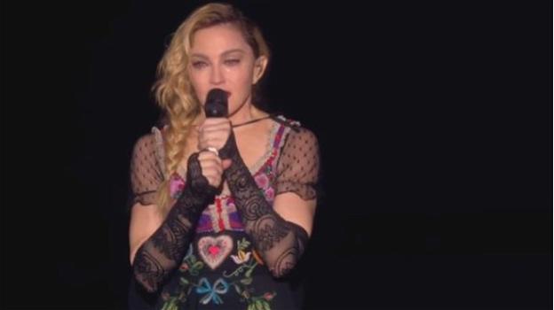 Madonna canta "Like a Prayer" dopo gli attentati di Parigi e piange. Ecco il video