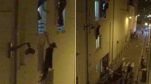 Massacro al Bataclan: donna appesa a una finestra ritrova chi l’ha salvata. Gli gridava “Sono incinta”