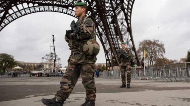 Parigi: allarme bomba alla Tour Eiffel. Chiusa ai turisti