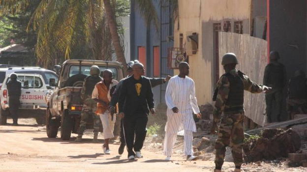 Attentato hotel in Mali: 170 ostaggi. Libero solo chi sa recitare il Corano