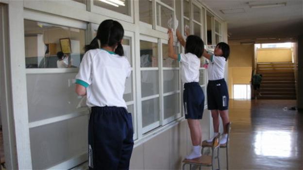 Giappone: ecco perché i bambini puliscono i bagni della scuola