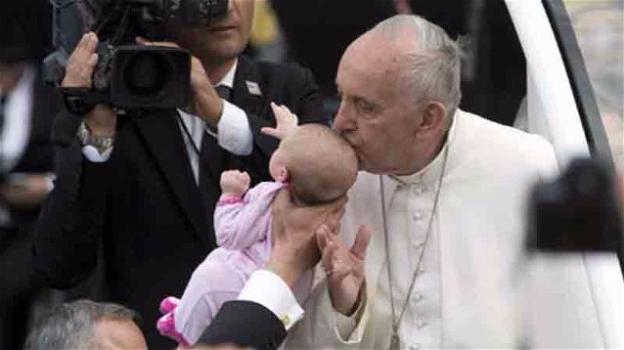 Papa Francesco bacia una bimba e il tumore regredisce. E’ un miracolo?