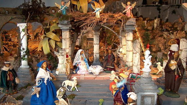 Pietrasanta: preside vieta presepe in un asilo nido. Il sindaco impone di allestirlo