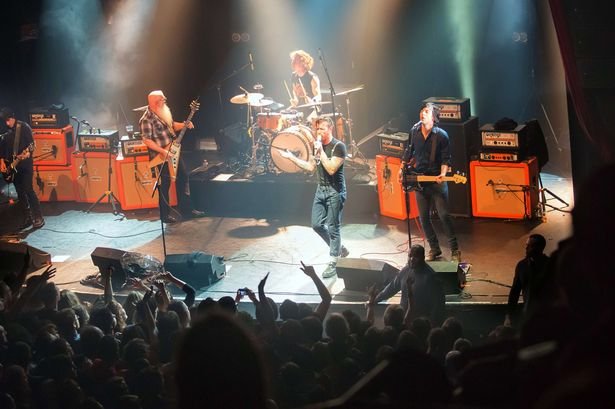 Gli Eagles of Death Metal sul palco del Bataclan