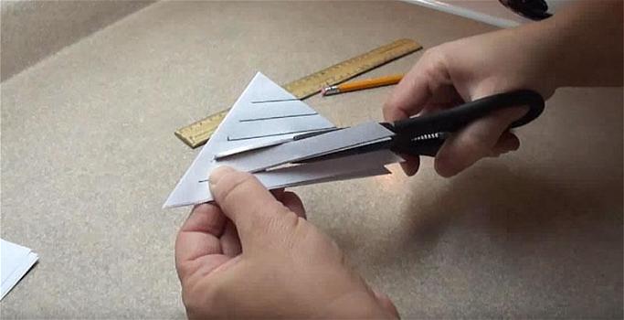 Ecco come creare una decorazione tagliando della carta