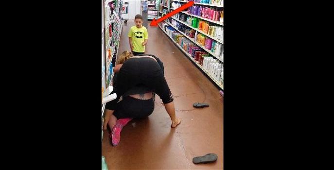 Due donne litigano al supermercato. Ecco la reazione del figlio di una delle due