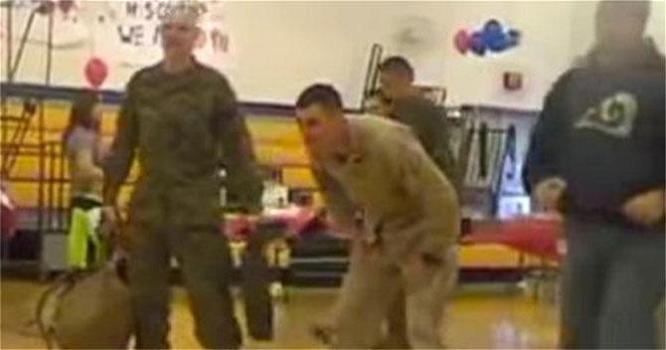 Un Marine si aspettava di essere accolto dal figlio sulla sedia a rotelle, ma guarda cosa succede
