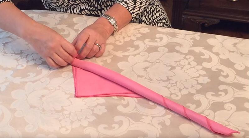 Come realizzare un tovagliolo a forma di rosa 