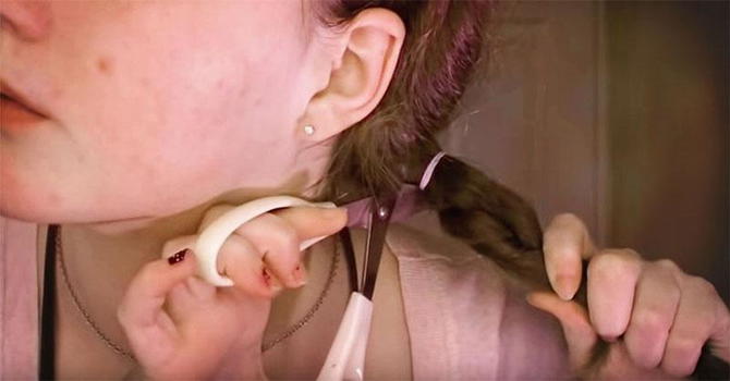 Lega i suoi capelli e li taglia. Il motivo è davvero nobile