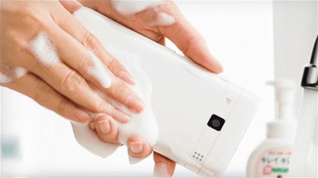 Uno smartphone che si lava con acqua e sapone: il Kyocera Digno Rafre