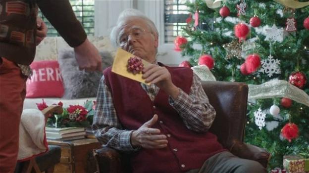 Lo spot natalizio col nonno che riceve un regalo in stile "PornHub"