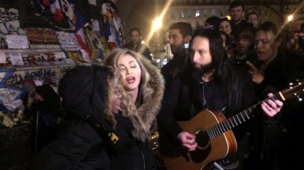Parigi: Madonna canta "Imagine" a Place de la Republique per le vittime degli attentati
