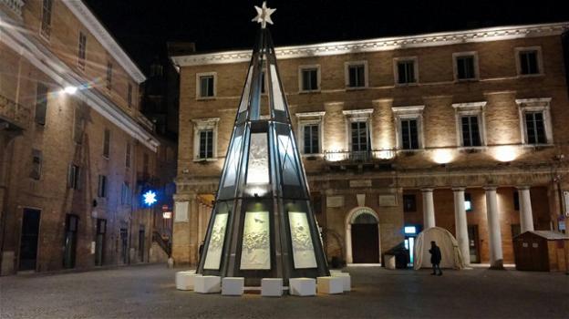 Urbino, Sgarbi: "Il Natale è brutto. Mi dimetto se non tolgono l’albero"