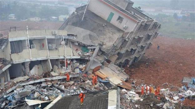 Cina: frana sommerge 33 edifici. 91 dispersi e 900 evacuati