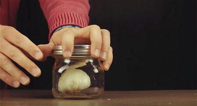 Mette l’aglio in un vasetto. Ecco cosa succede