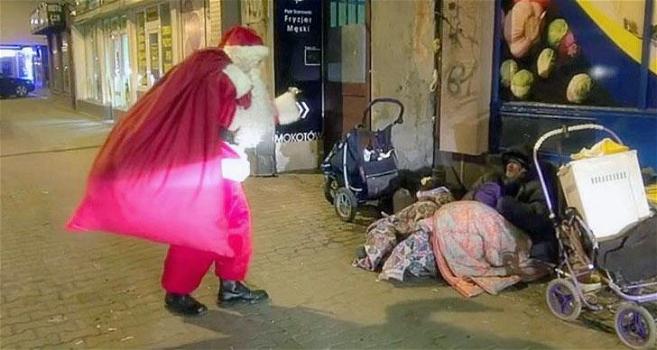 Un Babbo Natale si aggira per le strade. Quello che fa vi scalderà il cuore