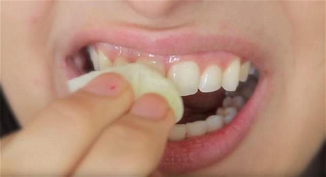 Ecco un trucco per sbiancare i denti in modo naturale