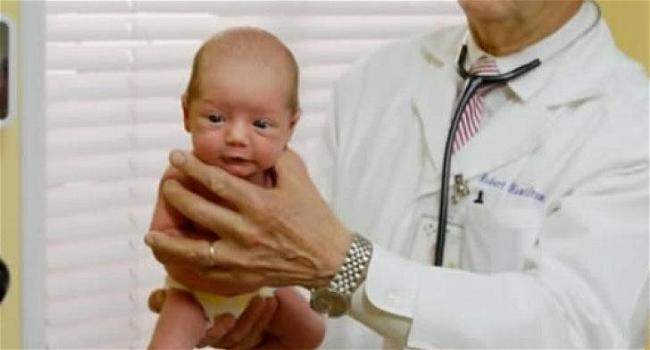 Un medico mostra un metodo infallibile per far smettere di piangere un neonato