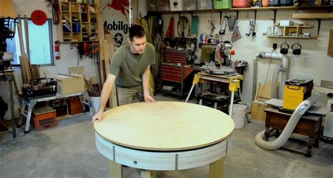 Ruota un semplice tavolo di legno ed ecco cosa succede. Pazzesco!