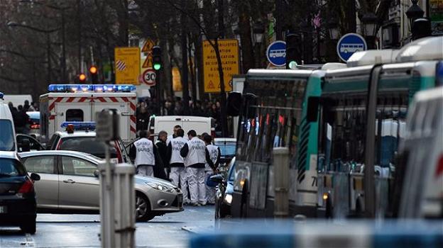 Parigi, attentato sventato: terrorista ucciso davanti a commissariato