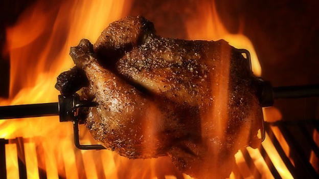 Posate la forchetta e rinunciate al pollo allo spiedo