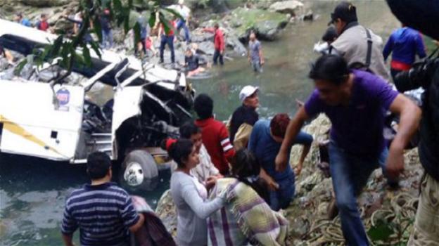 Messico: bus con tifosi e calciatori in un burrone. 20 morti