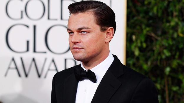 Leonardo DiCaprio strattonato da Lady Gaga. La sua smorfia diventa virale