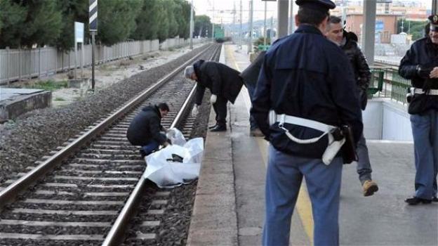 Ferrara: nigeriano si suicida sotto un treno e il web festeggia. "Vergognoso"