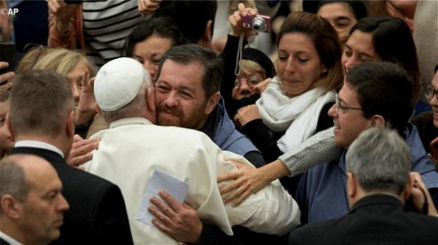 Papa Francesco: tra la folla ritrova un amico e lo abbraccia