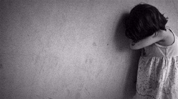 Ancona: costringeva la figlia di 7 anni a prostituirsi. Condannato a 9 anni