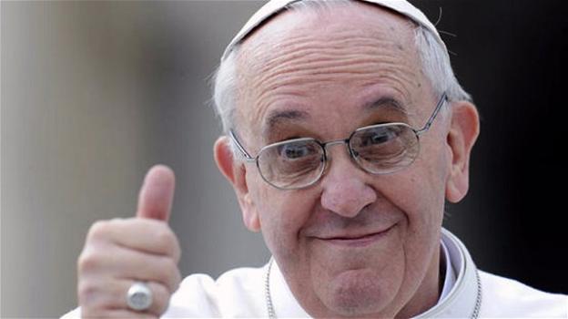Papa Francesco e la rivoluzione digitale: benedice una foto su uno smartphone