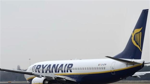 Ryanair, hostess semina il panico a bordo: "C’è ghiaccio sulle ali, non vogliamo morire"